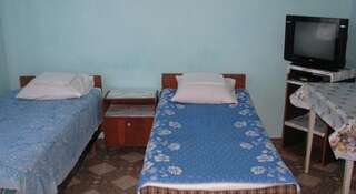 Хостел Rooms in Guest House Судак Двухместный номер эконом-класса с 2 отдельными кроватями-1