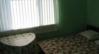 Хостел Rooms in Guest House Судак Трехместный номер-3