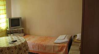 Хостел Rooms in Guest House Судак Трехместный номер-4